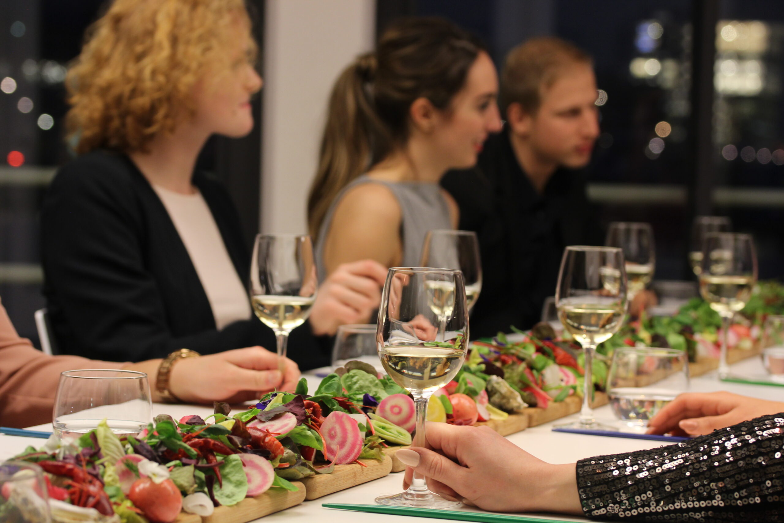 Een tafel met broodjes en fruit